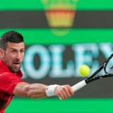 Novak Djokovic a concédé un set au jeune Jakub Mensik. KEYSTONE/EPA/ALEX PLAVEVSKI